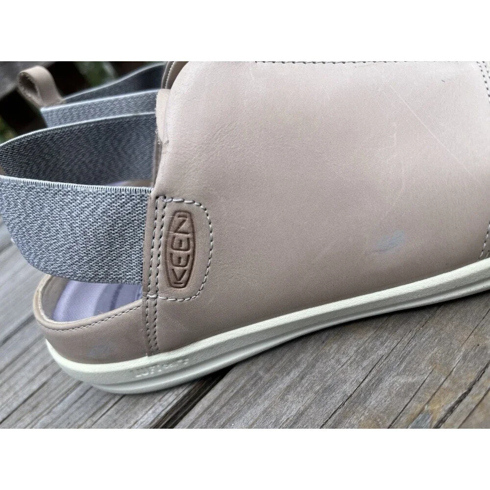 Keen lorelai women